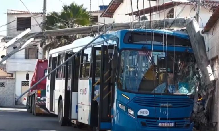 Motorista de ônibus perde o controle e quase invade casa na Serra