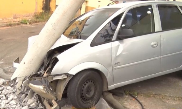 Motorista perde o controle do veículo e derruba três postes em Cariacica