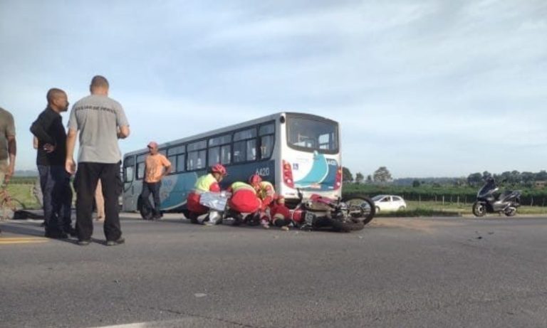 Mulher morre em acidente entre moto e ônibus na BR-101 no ES