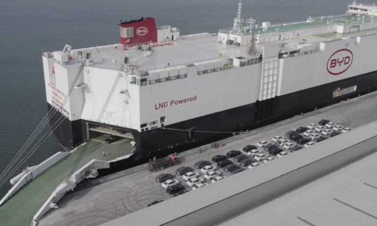 Navio próprio da BYD atraca no Brasil pela primeira vez, com 5.000 carros