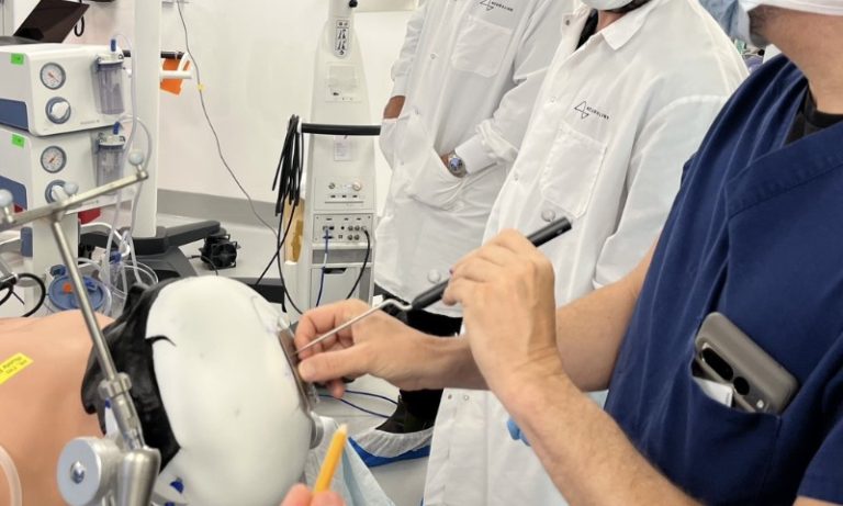 Neuralink teve problemas no implante cerebral de paciente tetraplégico