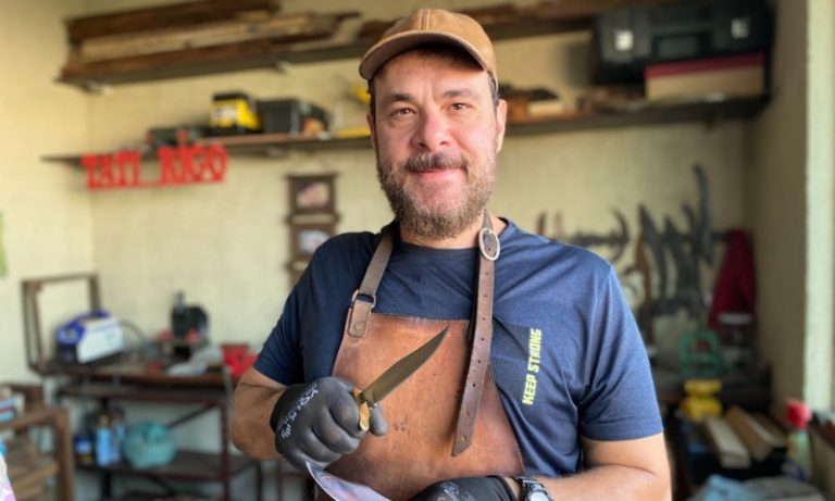 O coronel aposentado que faz facas artesanais no ES