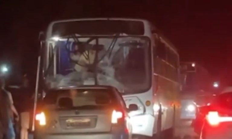 Ônibus escolar com 20 crianças sofre acidente em rodovia do ES