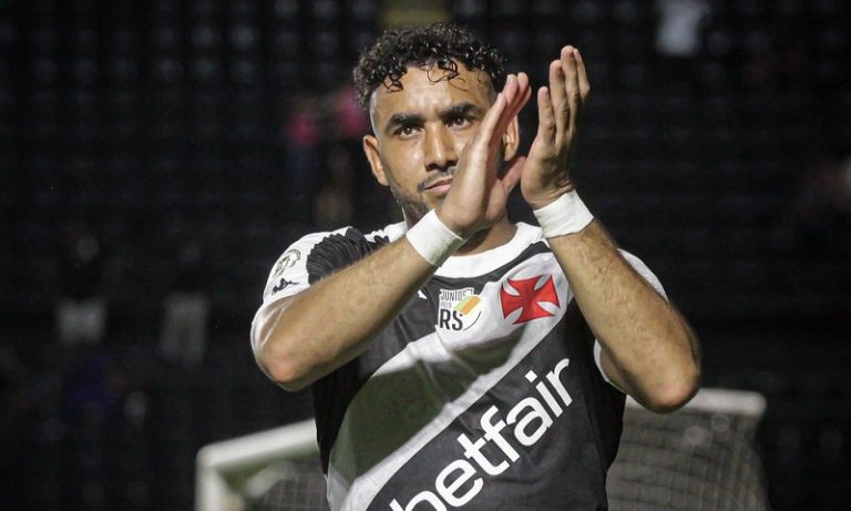 Payet brilha, Vasco bate o Vitória e sai da zona de rebaixamento do Brasileirão