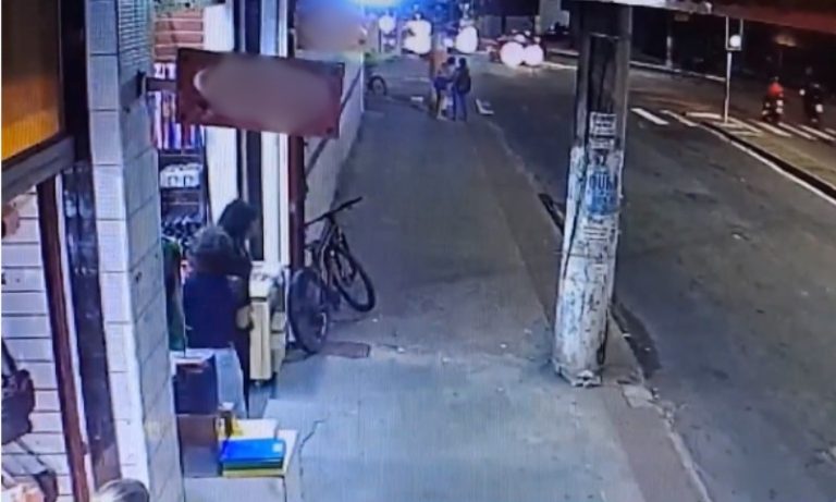 Policial atira em motociclista após briga de trânsito na Serra