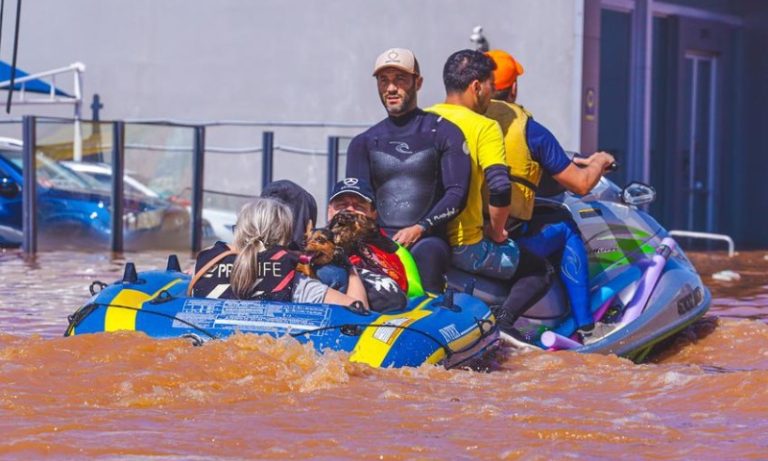 Porto Alegre esvazia hospital alagado e resgastes são feitos até em jet ski