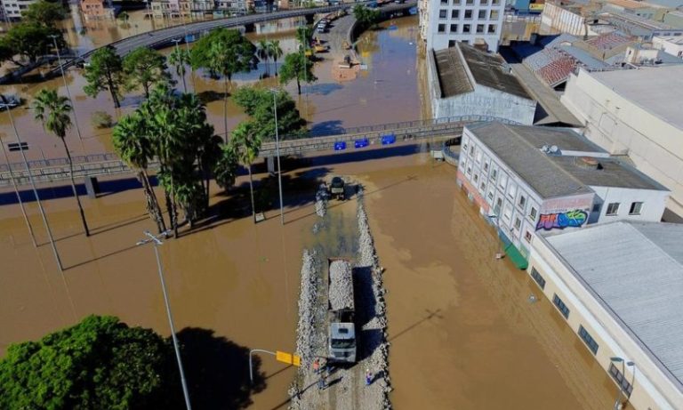 Porto Alegre vai derrubar passarela para criar “corredor humanitário”