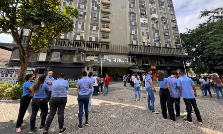 Prédio é esvaziado por conta de incêndio no Centro de Vitória
