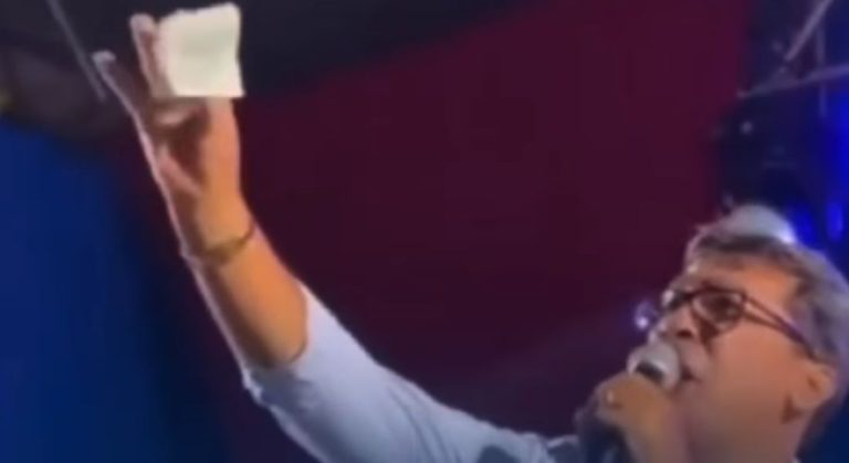Prefeito de Tupanatinga ‘amaldiçoa’ opositores e distribui dinheiro em evento