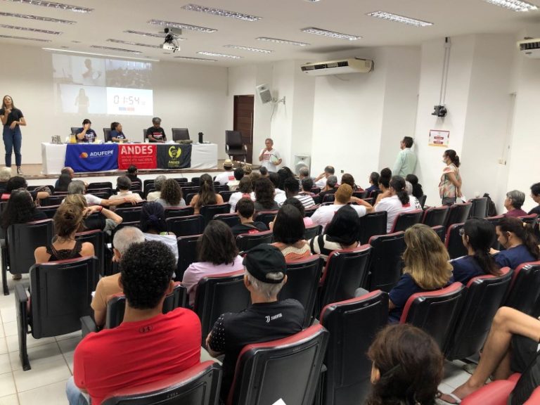 Professores da UFPE decidem nesta sexta-feira se encerram ou não a greve