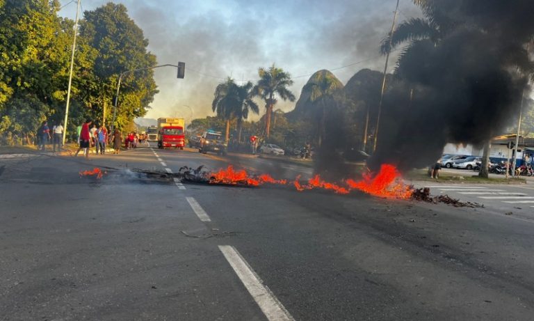 Protesto de moradores interdita totalmente trecho da BR-101 na Serra