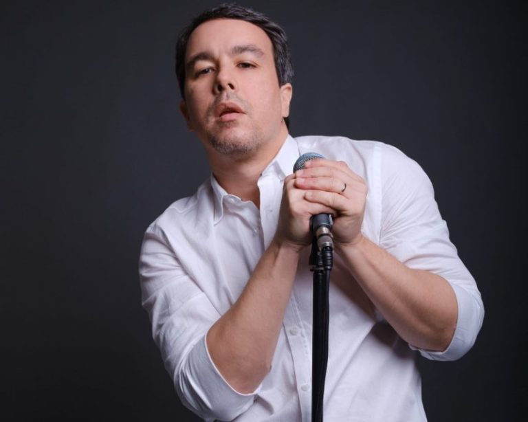 Ricardo Chacon lança single Nevoeiro em pocket show no Bolacha
