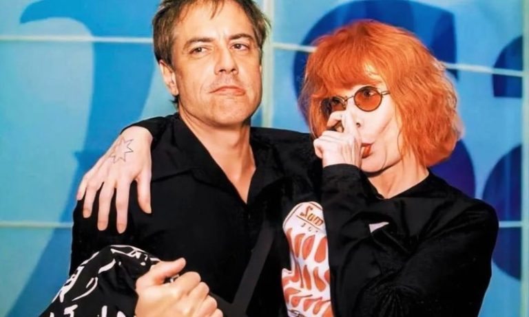 Roberto de Carvalho mostra pintura feita por Rita Lee do rosto do casal