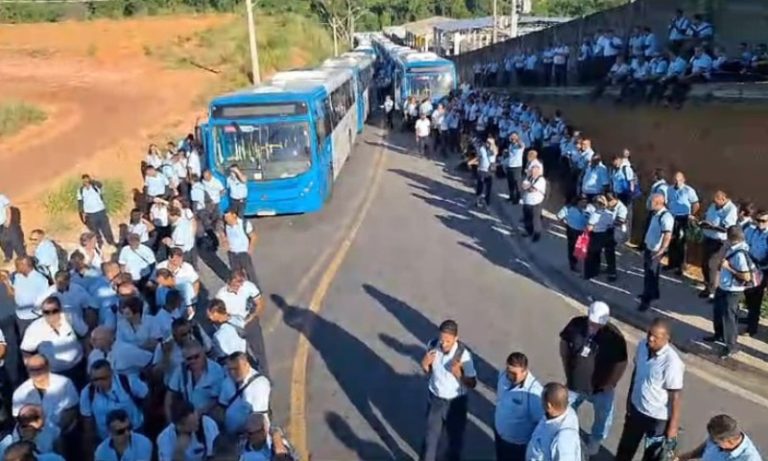 Rodoviários do ES encerram paralisação e liberam saída de ônibus da garagem