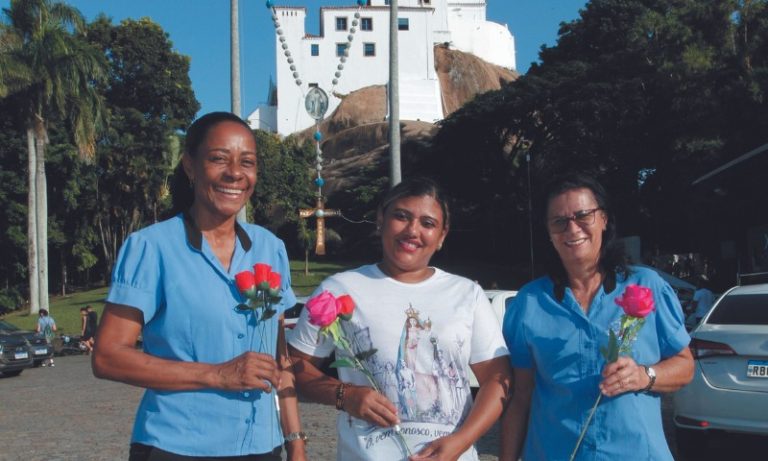 Romaria de fé e surpresas para as mães neste sábado