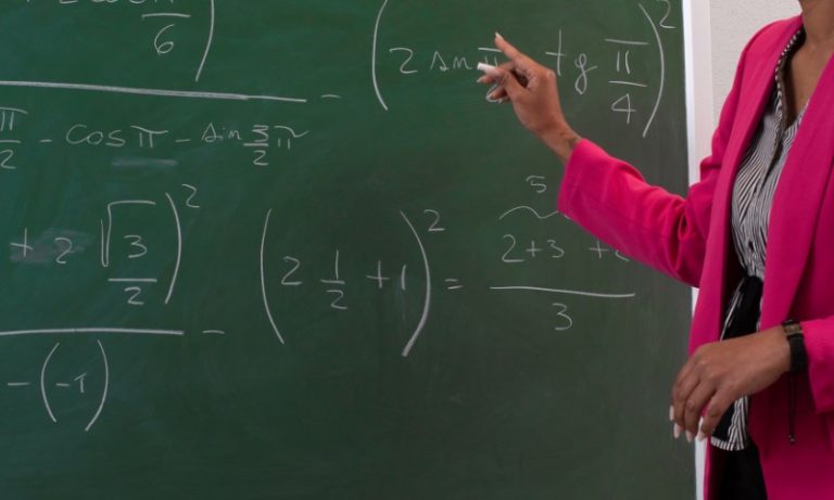 Serra lança edital de concurso para professores com salário de até R$ 4.503,95
