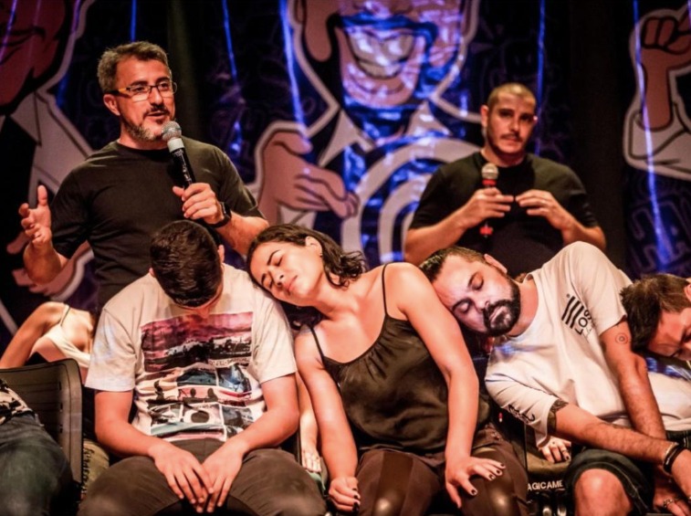 Show de hipnose cômica desembarca no Recife neste domingo (2)