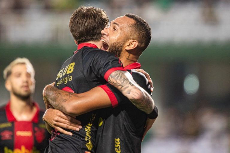 Sport derrota Coritiba, mantém 100% de aproveitamento e dorme na liderança
