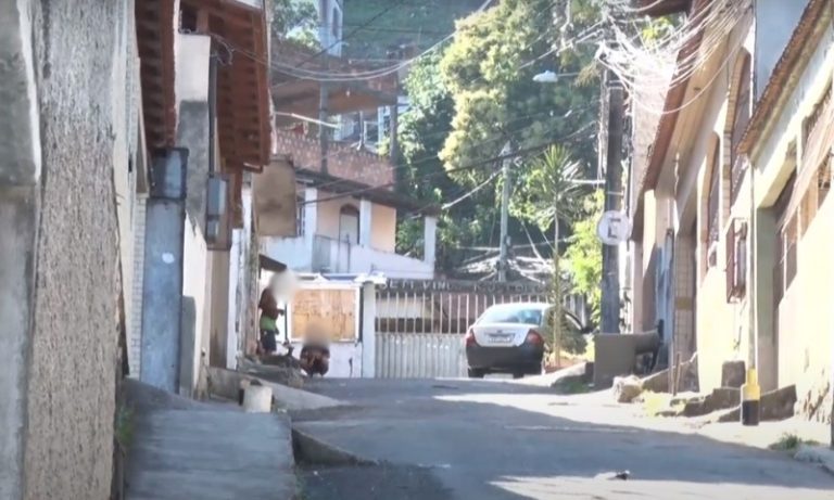 Suspeito morre atingido por tiro de fuzil durante confronto em morro de Vitória