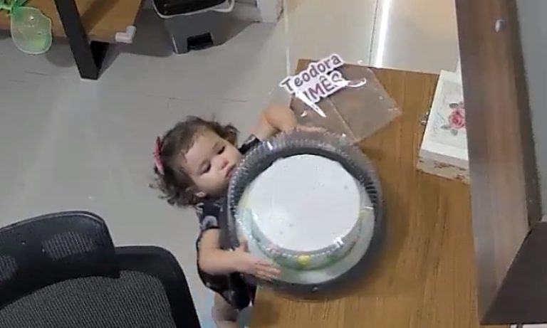 VÍDEO | Bebê do ES é flagrada pegando bolo de “mesversário” e viraliza na web