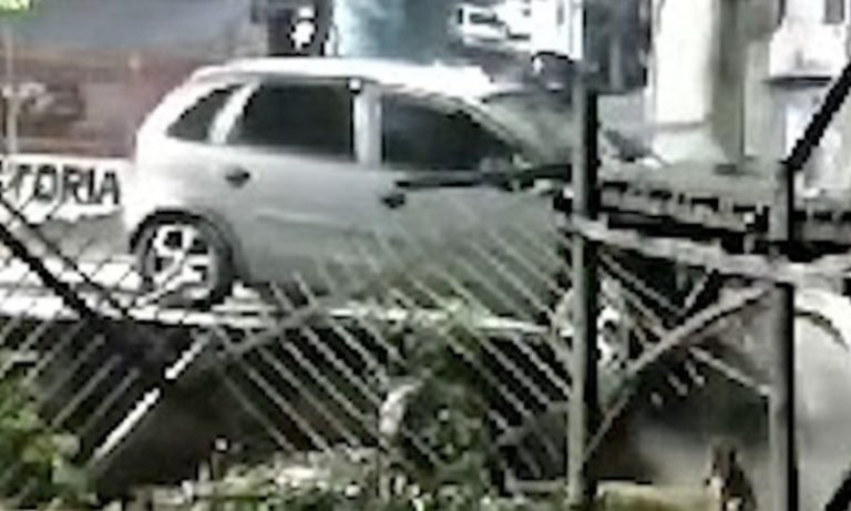 VÍDEO | Carro derruba portão de casa em Vitória