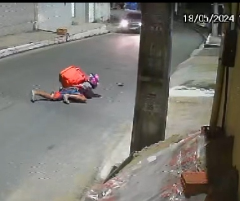 VÍDEO: Entregador foge de assalto e tiros pegam na mochila dele