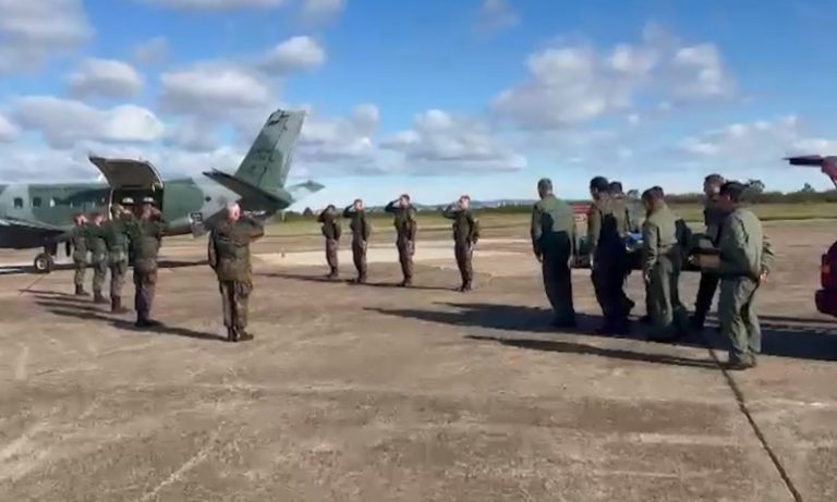 VÍDEO | Médico capixaba é homenageado pela Força Aérea Brasileira no RS