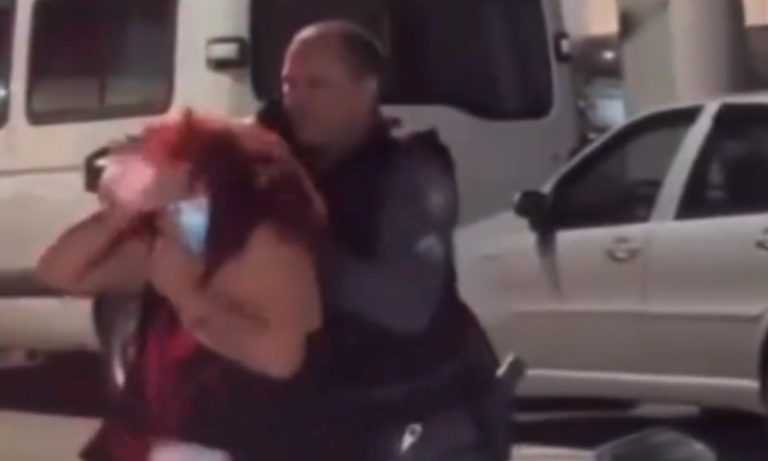 VÍDEO | Policiais jogam spray de pimenta no rosto de mulher em Aracruz