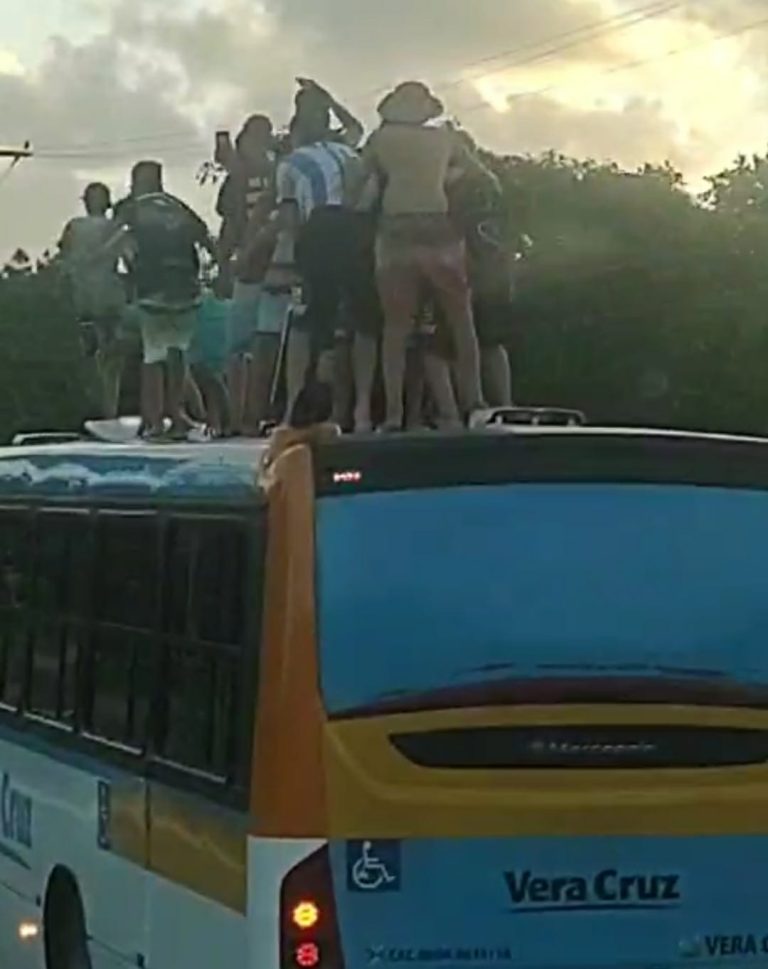 VÍDEO: Surf em ônibus. Brincadeira perigosa flagrada na BR-101