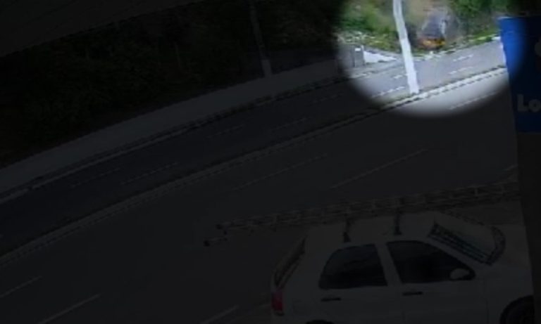 Vídeo mostra van escolar capotando ao cair de barranco em Vila Velha