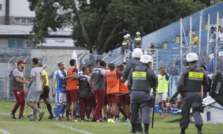 Vitória e Desportiva empatam em jogo cheio de confusões