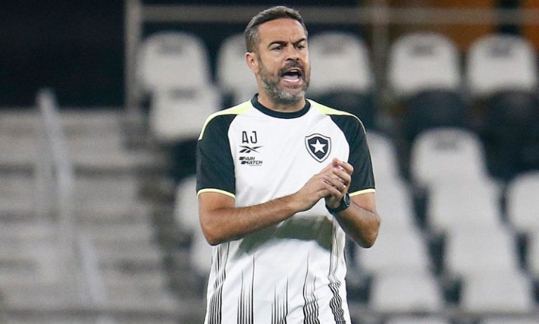 Botafogo defende a liderança em confronto direto contra o Athletico-PR
