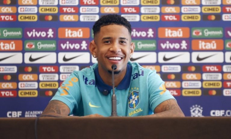Capixaba Savinho despista sobre conversa com Guardiola e prioriza seleção