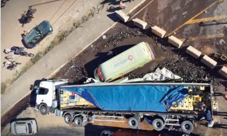 Carreta carregada de cerveja tomba em rodovia do ES