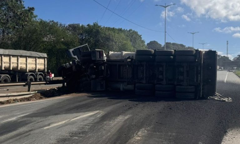 Carreta tomba na Rodovia do Contorno e deixa parte da via interditada