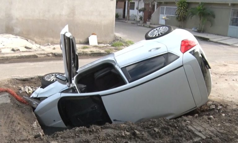 Carro cai dentro de buraco de obra em rua de Vila Velha