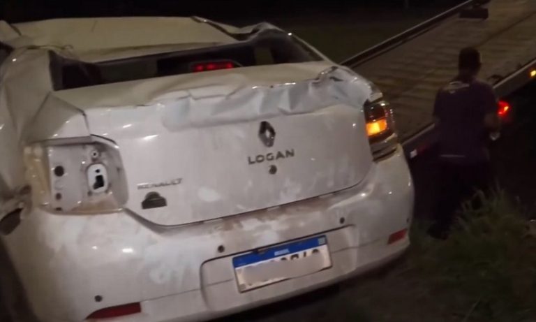 Carro capota e deixa dois feridos na rodovia Darly Santos, em Vila Velha