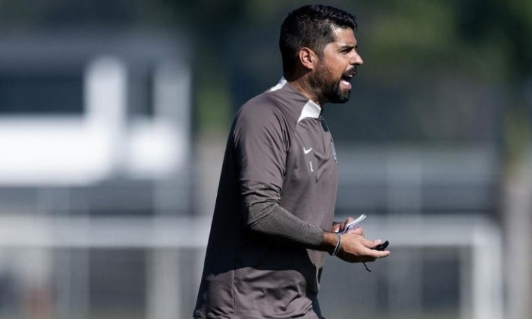 Corinthians busca vencer primeira fora no Brasileiro em meio à crise nos bastidores