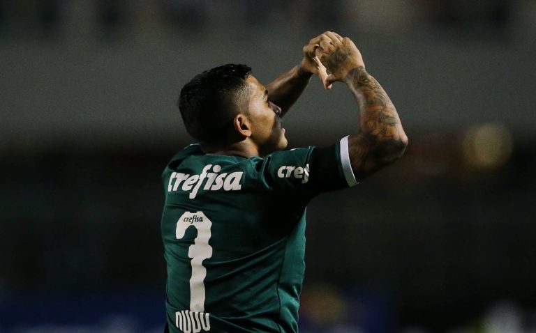Dudu é acolhido por atletas do Palmeiras após fico; direção segue incomodada