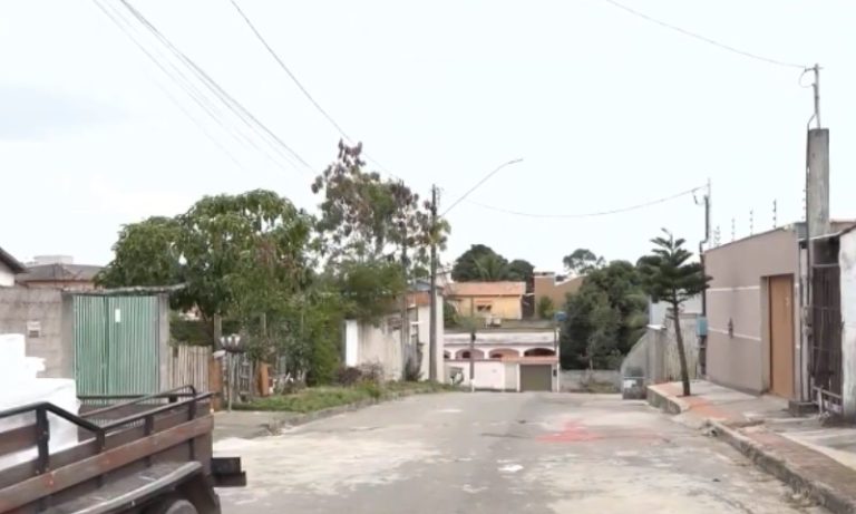 Eletricista prende e agride mulher dentro de casa na Serra