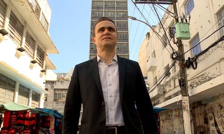 Empresário revela emoção na volta ao local onde vendia salgado