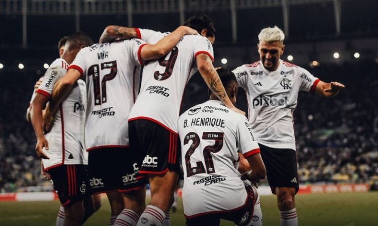 Flamengo massacra Vasco de virada e assume a liderança do Brasileiro