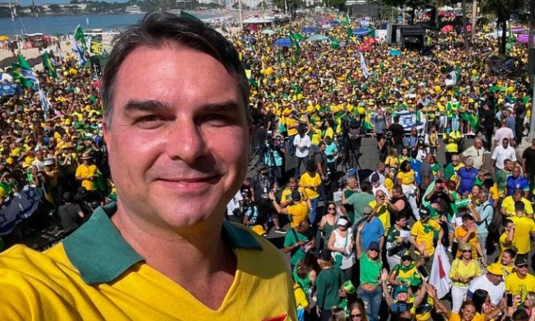 Flávio Bolsonaro defende ‘PEC das praias’ após briga Neymar x Luana Piovani