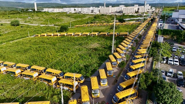 Governo de Pernambuco entrega ônibus escolares a 184 municípios do Estado