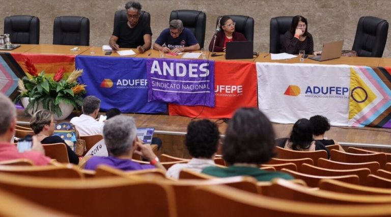 Greve dos professores da UFPE chega ao fim depois de dois meses de paralisação