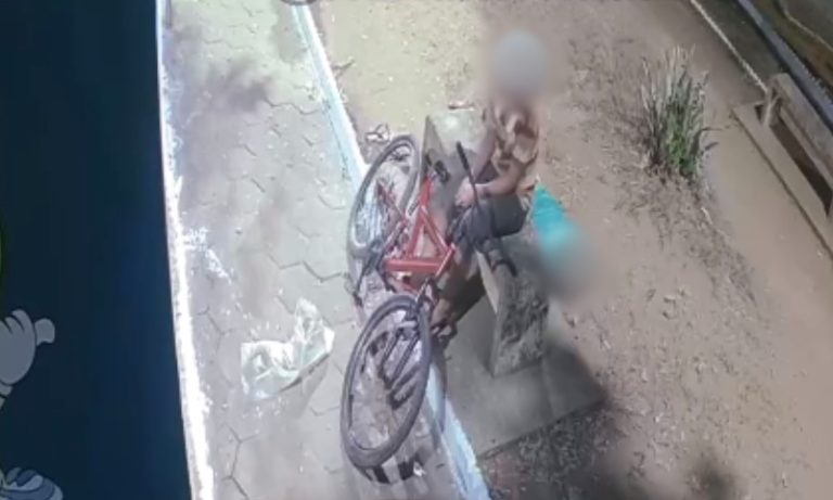Homem tem corpo queimado enquanto dormia em praça no Tocantins