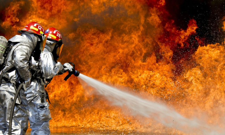 Incêndio de grandes proporções atinge empresa de reciclagem na Grande SP