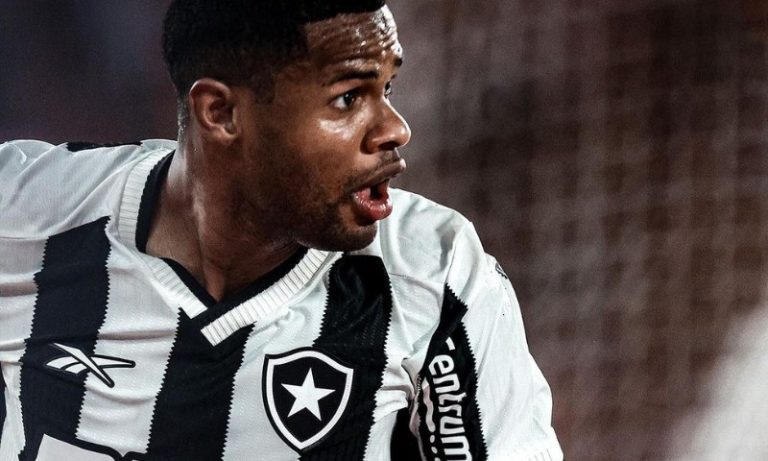 Júnior Santos renova com o Botafogo até 2027 após receber sondagens do Cruzeiro