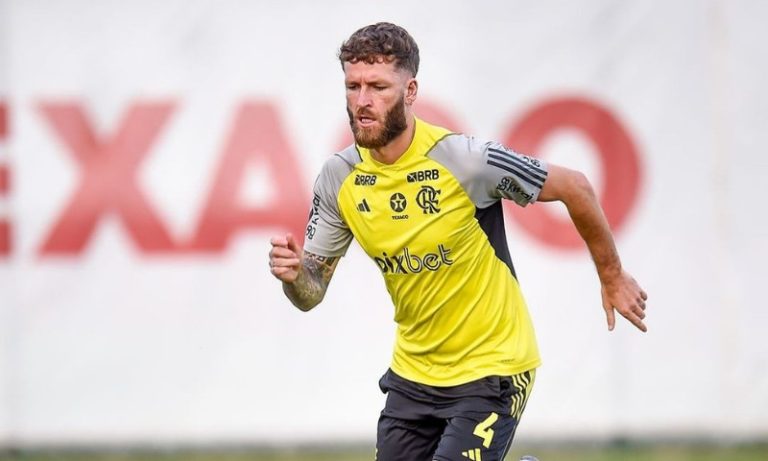 Léo Pereira treina e deve reforçar a zaga do Flamengo em jogo pelo Brasileirão