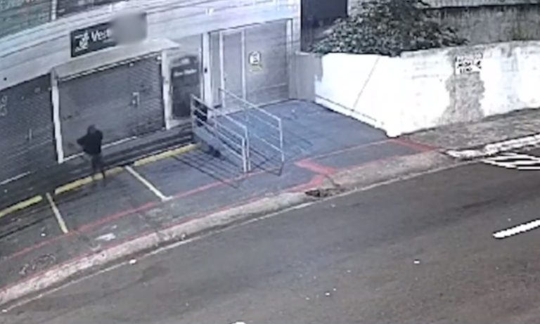 Loja de doces é invadida por criminosos em Vila Velha